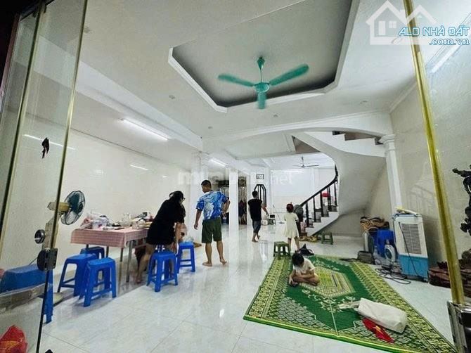 Cho thuê nhà ô tô Nguyễn Chí Thanh, Đống Đa, 128m2, 3 tầng,, 28 triệu - 1