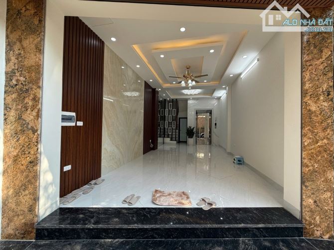 Bán nhà sát Vành Đai 2.5 - thang máy xây mới 5 tầng 42m, ô tô đỗ cửa giá 10 tỉ - 1