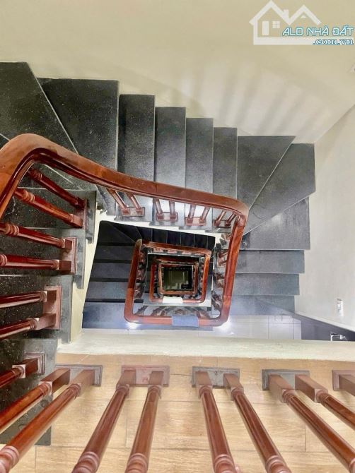 BÁN NHÀ 37M² – 6 TẦNG – MT 4.2M – ĐÊ LA THÀNH – ĐỐNG ĐA –KINH DOANH NHỎ -NGÕ THÔNG- 10.5 T - 17
