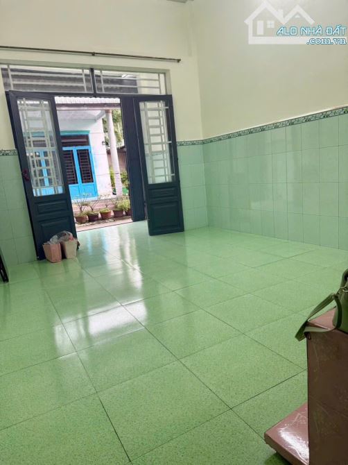 NHÀ CHÁNH NGHĨA  1 trệt + 1 lửng, gồm 3 phòng ngủ  Đường ô tô 4 chỗ tới nhà - 2