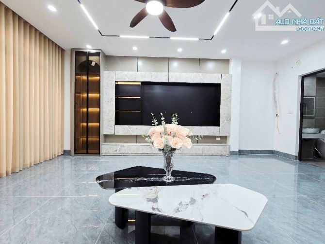 Bán nhà Thạch Bàn - Long Biên - DT 45m 6 tầng - 2