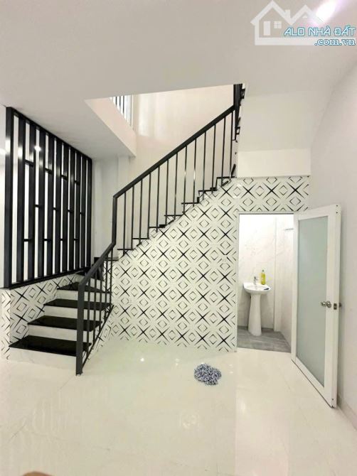 NHÀ NGỘP CHỦ VỪA GỬI BÁN - 70M2- TÂN PHÚ - CHỈ 5.4 TỶ - GIÁ NGÃ CÂY - 2