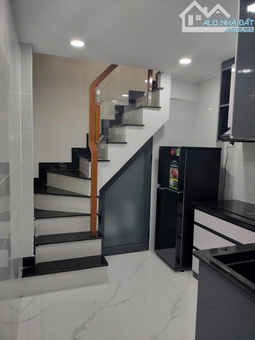Nhà bán: đường Nhật tảo. Q10. DTSD 30m2. 3 tầng. Giá 10,8 tỷ - 2
