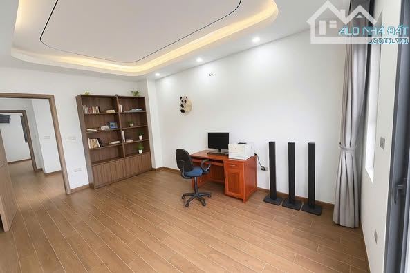 PHÂN LÔ Ô TÔ VÀO NHÀ KINH DOANH ĐỈNH THANG MÁY KÍNH NỘI THẤT CAO CẤP - Ở NGAY ! - 2
