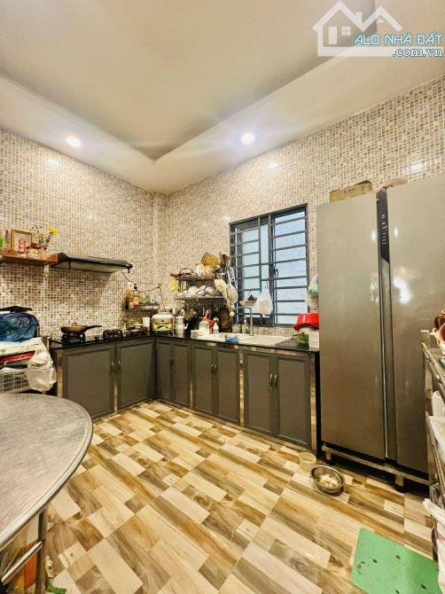 Mặt Tiền Kinh Doanh Nguyễn Bá Tòng, Tân Bình, 70m2, 4 Tầng, Chỉ 10 Tỷ - 2