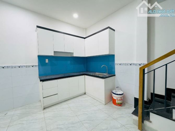 2 tỷ hơn, có nhà mới 3 tầng sát mặt tiền Âu Cơ, 25m2 x 3 tầng, hẻm 3m trước nhà - SHR, chí - 2