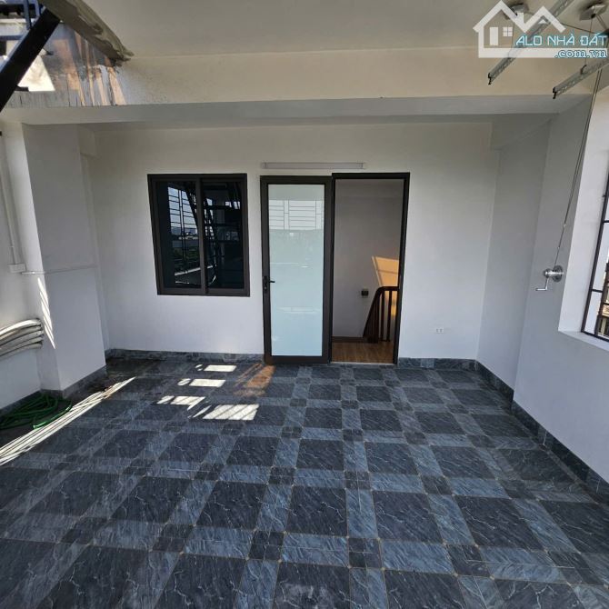 Bán nhà Hoa Lâm: 42m2 x 5 tầng x MT 5M, thang máy x gara ô tô, KD sầm uất! - 2