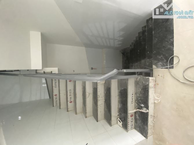 Bán toà Căn Hộ Dịch Vụ DT 370m2 ngang 8m 2MT trước sau sát đường Lê Văn Việt - 2