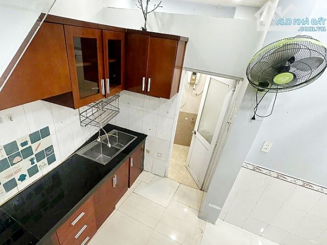 Bán nhà nở hậu 2 lầu sân thượng hẻm Trần Hưng Đạo, Quận 5 - 2