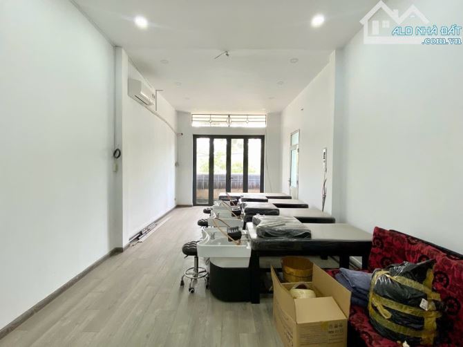 Cho thuê nhà đẹp 3 lầu mặt tiền Cách Mạng Tháng 8 gần nhà thờ Biên Hòa giá chỉ 15 triệu - 2