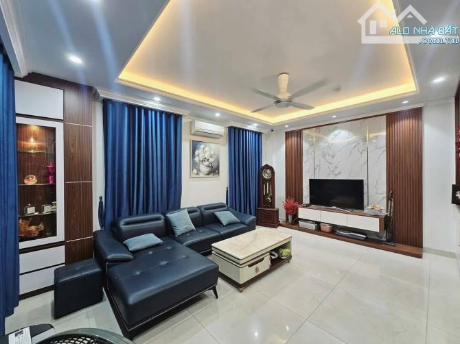 Cần bán nhà phố HOÀNG CẦU, 4 Tầng DT 45M, 20m ra oto, GẦN HỒ, giá nhỉnh 12 tỷ - 2