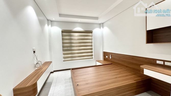 Bán nhà ngõ 293 Ngọc Thuỵ 30m x 5T oto tránh kinh doanh giá hơn 7t có tl. LH - 2