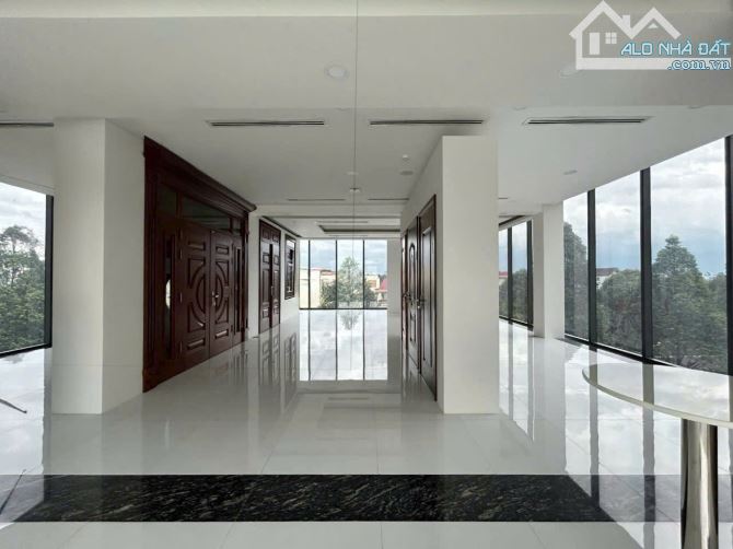 Cho thuê tòa nhà mới đẹp tổng diện tích 1300m2 góc 2 mặt tiền đường Nguyễn Ái Quốc - 2