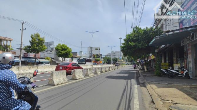 Bán đất mặt tiền Nguyễn Tất Thành ngang 15m 300m2 giá tốt - 2