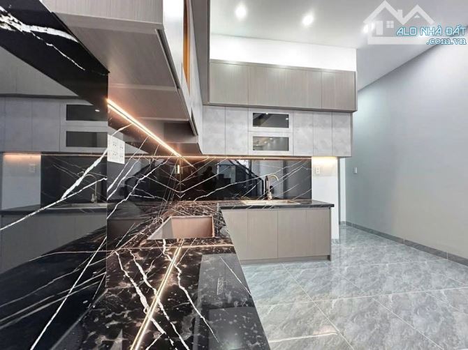 Nhà ngộp, vị trí mặt tiền kinh doanh, đường 8m, 100m2 sổ riêng ODT, 2tỷ150. - 2