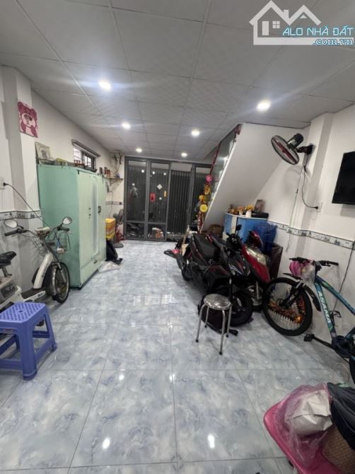 Quận 1 - Gấp bán nhà đất TPHCM, giá rẻ, gần mặt tiền kinh doanh - 2