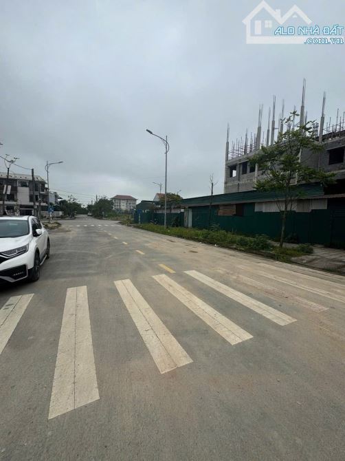 Bán Nhà 3 tầng Mặt tiền đường 19,5m view Toà Án Nhân Dân tp Huế, KQH Hoàng Quốc Việt - 2
