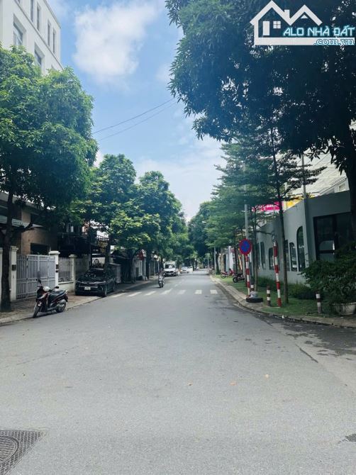 BÁN GẤP BIỆT THỰ DỊCH VỌNG SÁT CÔNG VIÊN CẦU GIẤY, VỈA HÈ, ÔTÔ TRÁNH, DT 110M2 CHỈ 46 TỶ - 2