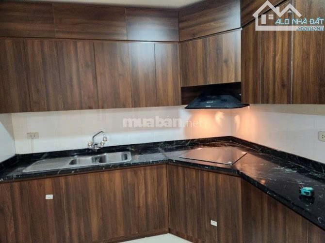 Cho thuê nhà nguyên căn ngõ 371 Đê La Thành, Ô Chợ Dừa, Đống Đa. DT 45m x 5 tầng, giá 18tr - 2