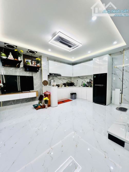 BÁN TOÀ NHÀ 5 TẦNG NHỈNH 8 TỶ TẠI PHAN XÍCH LONG - 200M² - 3PN,4WC - BANK CHO VAY 5 - 3