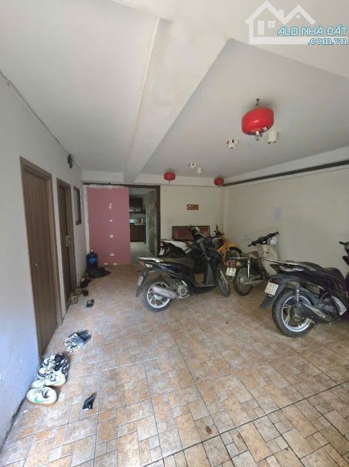 MẶT PHỐ NGUYỄN ĐÌNH HOÀN 120m MT 7.6m 5 TẦNG HIẾM NHÀ BÁN DIỆN TÍCH RỘNG 92 TỶ - 3