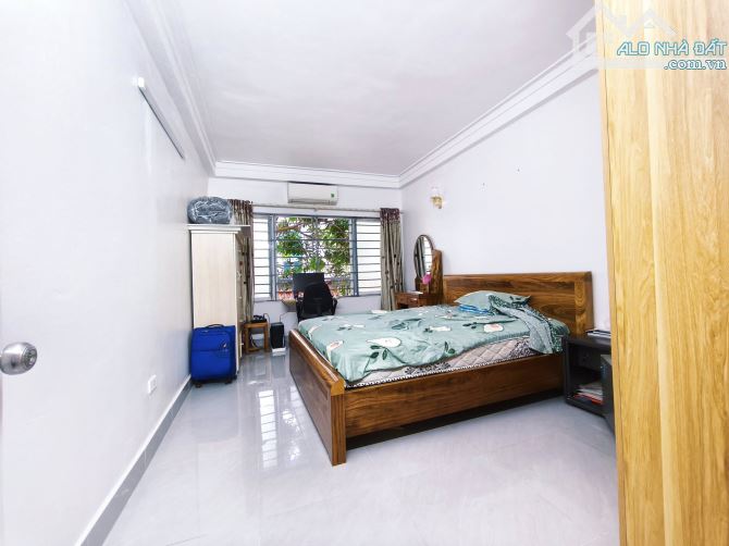 Bán nhà Vĩnh Hưng, 32m2, 3 tầng, MT 3,2m. Ngõ ô tô. Nhà đẹp full nội thất. 4 tỷ - 3