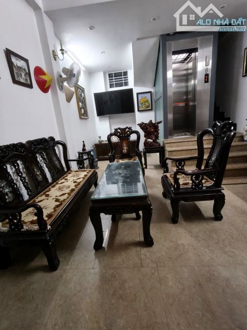 Cách phố Cầu Giấy đúng 20m không ngoặt, Nhà dân xây 6T thang máy DT42m2 MT4.4m giá 15.2tỷ - 3
