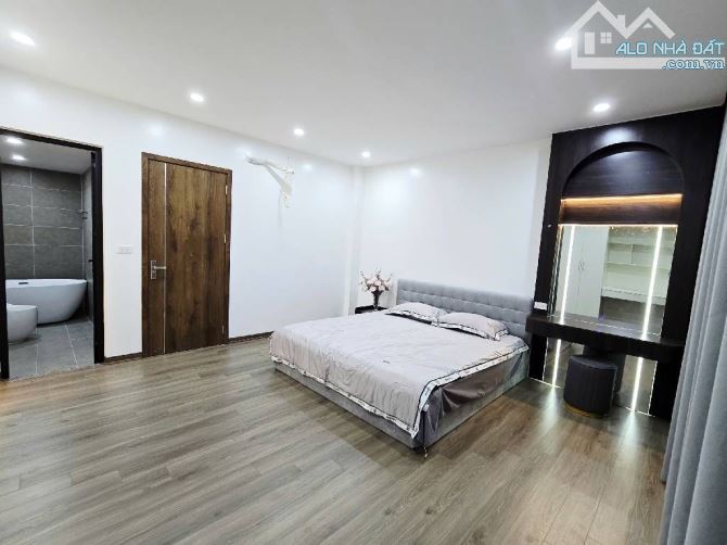 Bán nhà Thạch Bàn - Long Biên - DT 45m 6 tầng - 3