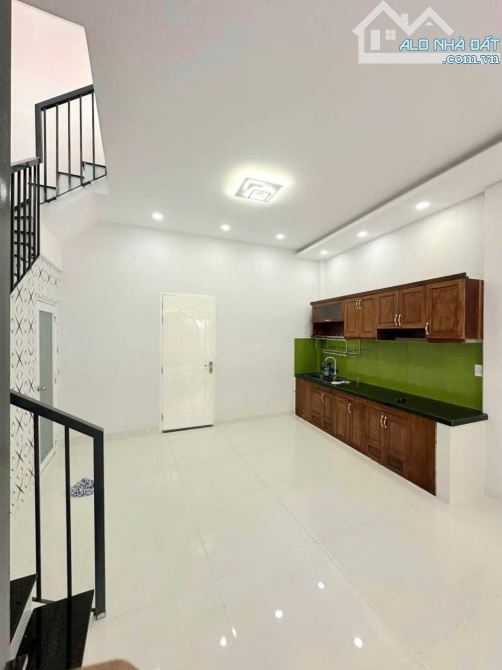 NHÀ NGỘP CHỦ VỪA GỬI BÁN - 70M2- TÂN PHÚ - CHỈ 5.4 TỶ - GIÁ NGÃ CÂY - 3