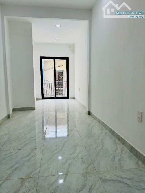 2 tỷ hơn, có nhà mới 3 tầng sát mặt tiền Âu Cơ, 25m2 x 3 tầng, hẻm 3m trước nhà - SHR, chí - 3