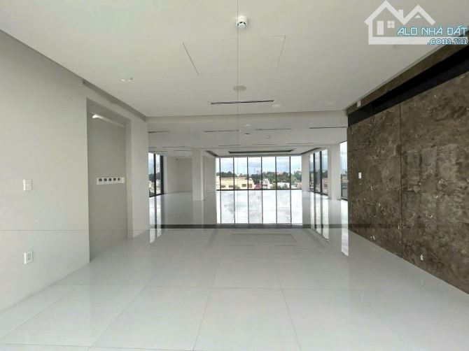Cho thuê tòa nhà mới đẹp tổng diện tích 1300m2 góc 2 mặt tiền đường Nguyễn Ái Quốc - 3