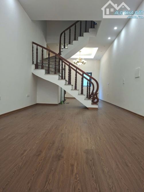 Giá H.IẾM phố Thanh Am 60m2- 4 phòng ngủ- 6.6 tỷ, dân xây chắc chắn,gần phố Nam Đuống - 3