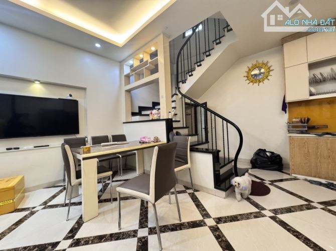 Bán nhà Nguyễn Văn Cừ,Ngọc Lâm 5 tầng,40m,mt5.9m oto đỗ cổng nhỉnh 8 tỷ - 3