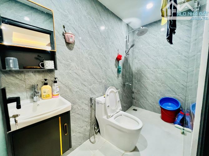 BÁN TOÀ NHÀ 5 TẦNG NHỈNH 8 TỶ TẠI PHAN XÍCH LONG - 200M² - 3PN,4WC - BANK CHO VAY 5 - 4