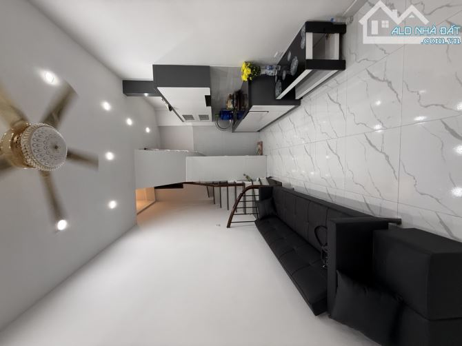 Hơn 5 tỷ- Đống đa- Nhà xây mới 20m*5 tầng, gần ô tô - 4