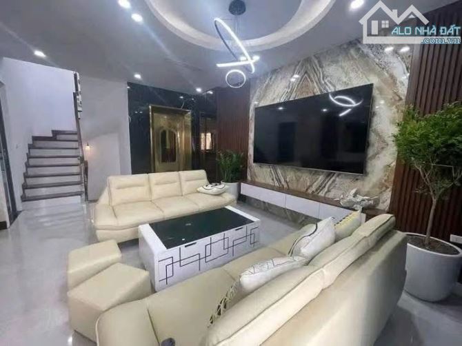 Cho thuê nhà nguyên căn Đàm Quang TRung- hàng xóm eaon mall Long Biên- 50m2- thang máy - 4