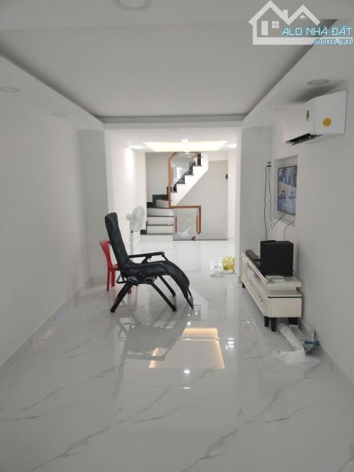 Nhà bán: đường Nhật tảo. Q10. DTSD 30m2. 3 tầng. Giá 10,8 tỷ - 4