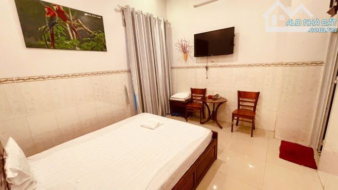 Bán gấp Khách sạn 18 phòng ngay siêu thị Go Dĩ An, DT 100m2 (5 x 20) giá 15 tỷ - 4