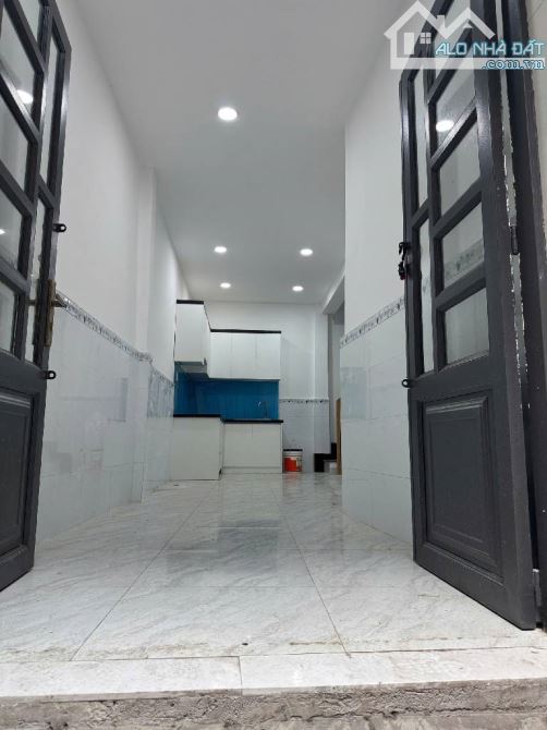 2 tỷ hơn, có nhà mới 3 tầng sát mặt tiền Âu Cơ, 25m2 x 3 tầng, hẻm 3m trước nhà - SHR, chí - 4