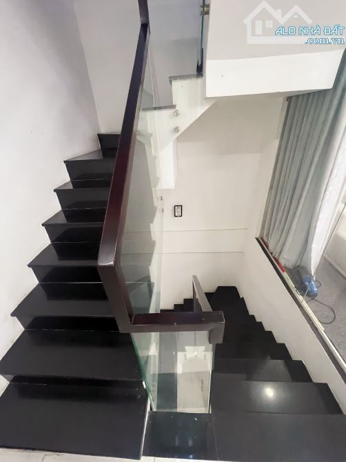 Sau lưng Hà Đô. Nhà 4 tầng (4x14m) mới đẹp 95%. Hẻm xe hơi sát mặt tiền Cao Thắng - 12,6 - 4
