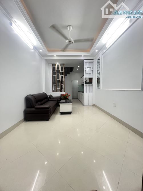 NHÀ PHỐ TRẠM - THẠCH BÀN  - THOÁNG SÁNG - NGÕ NÔNG - 20 M RA Ô TÔ TRÁNH - TIỆN ÍCH- Ở SƯỚN - 4
