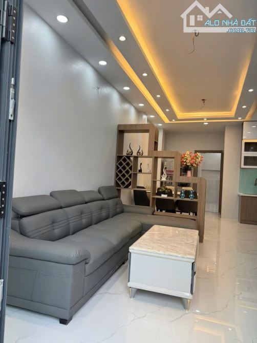 NHÀ ĐẸP ,HUỲNH TẤN PHÁT ,QUẬN 7 , DT: 105 M2 ,GIÁ :8,2  TỶ - 4