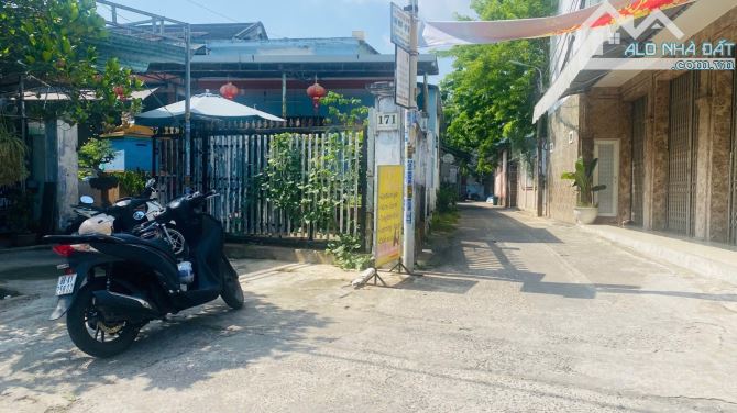 Bán nhà 2 mặt tiền Nguyễn Đình Tứ DT:182 m2 giá :9,5tỷ - 4