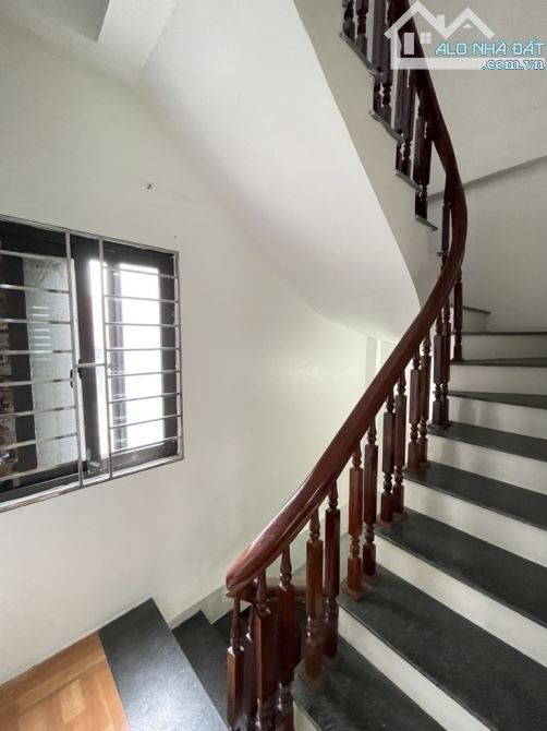 NHÀ ĐẸP THẠCH BÀN LB-NGÕ TRƯỚC NHÀ 4M OTO 7C VÀO NHÀ-SAU 1 NHÀ RA ĐƯỜNG TO OTO TRÁNH - 5