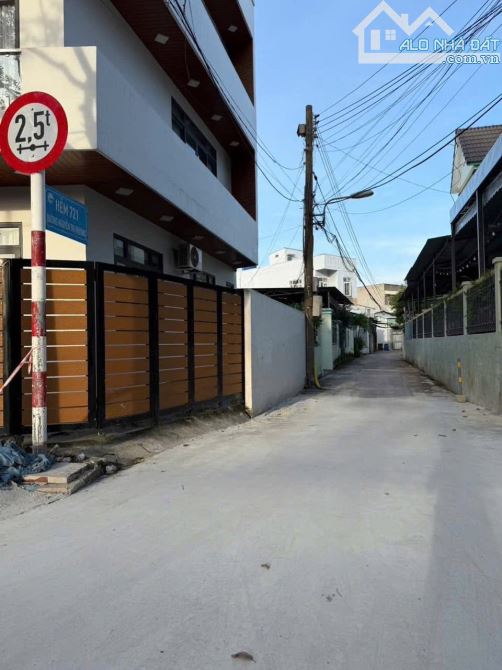 NHÀ CHÁNH NGHĨA  1 trệt + 1 lửng, gồm 3 phòng ngủ  Đường ô tô 4 chỗ tới nhà - 5