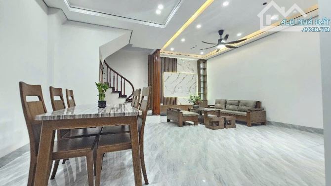 CĐT  Xây Tâm Huyết 5 tầng/50m2/6.45 tỷ- TT Phúc Lợi - Lonh Biên - 5