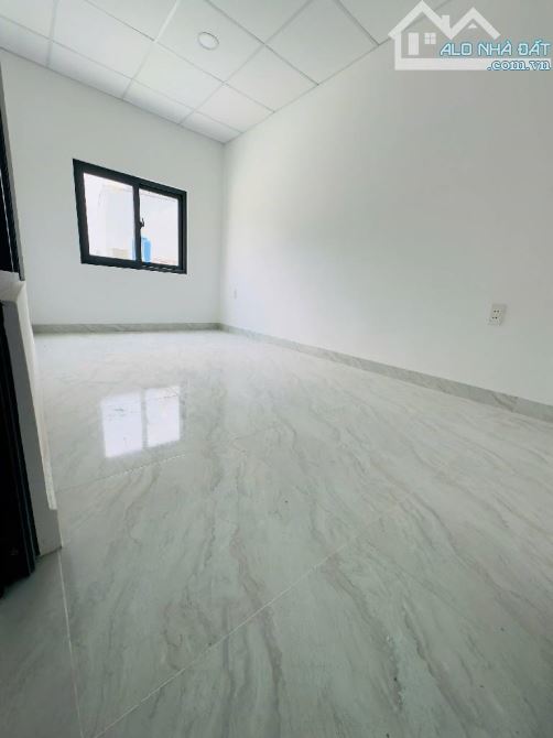 2 tỷ hơn, có nhà mới 3 tầng sát mặt tiền Âu Cơ, 25m2 x 3 tầng, hẻm 3m trước nhà - SHR, chí - 5