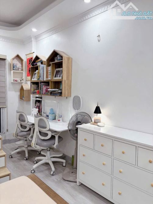 Oto đỗ cửa, vị trí đẹp gần Phố, Minh Khai full nội thất 5 tầng đẹp 32m2 sổ. Giá 7.8 tỷ - 6