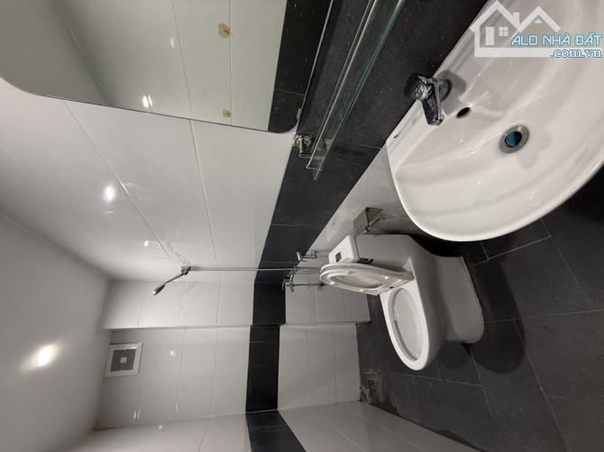 Hơn 5 tỷ- Đống đa- Nhà xây mới 20m*5 tầng, gần ô tô - 6