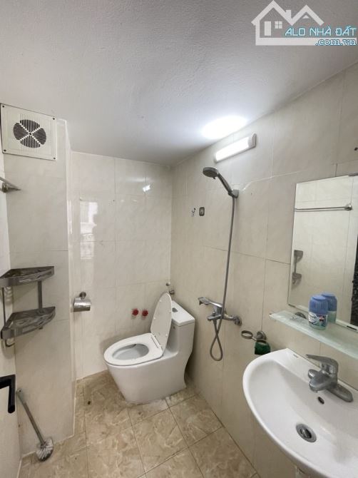 NHÀ ĐẸP THẠCH BÀN LB-NGÕ TRƯỚC NHÀ 4M OTO 7C VÀO NHÀ-SAU 1 NHÀ RA ĐƯỜNG TO OTO TRÁNH - 6